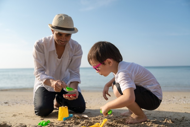 Rodzice z dziećmi korzystającymi z wakacji na plaży