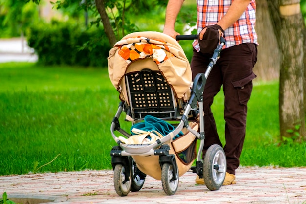 Rodzice z wózkiem dziecięcym spacerują na świeżym powietrzu po ulicach miejskich parków miejskich street