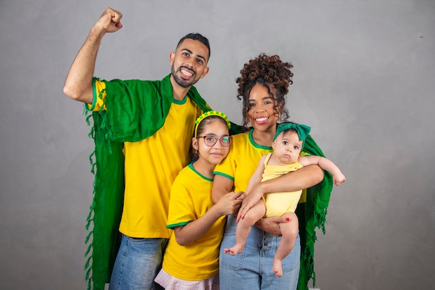 Rodzina Afro zebrała się w brazylijskich ciuchach grając dla kraju