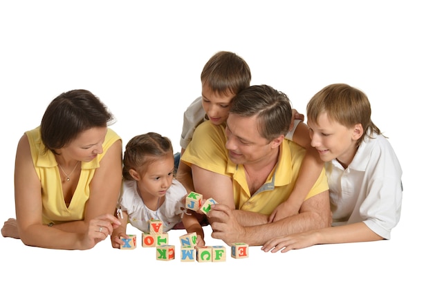 Rodzina bawiąca się kostkami na białym tle