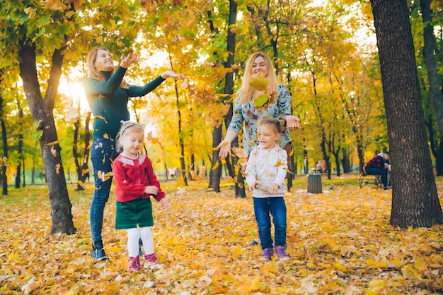 Rodzina bawiąca się w parku matek z córkami