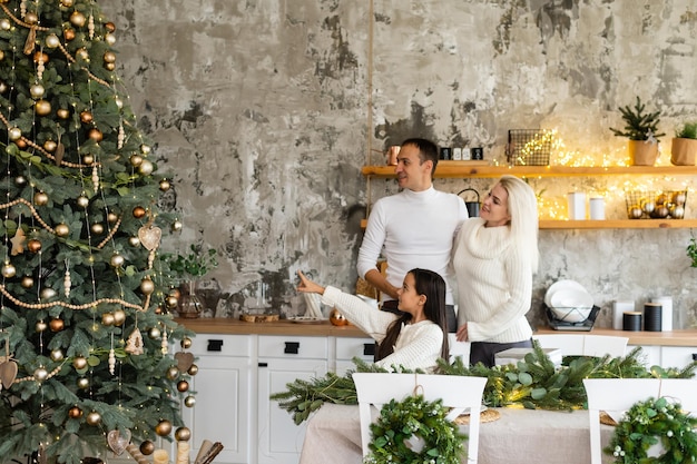 Rodzina, Boże Narodzenie, X-mas, Zima, Szczęście I Koncepcja Ludzie - Uśmiechnięta Rodzina Przygotowanie Do świętowania Bożego Narodzenia.