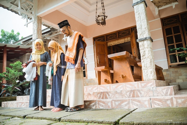 Rodzina chodząca do meczetu na modlitwę idul fitri lub eid mubarak