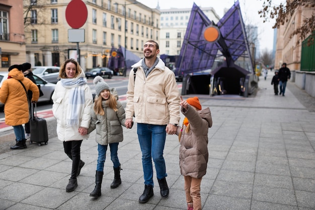 Rodzina ciesząca się wycieczką na wakacjach