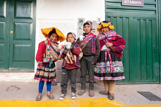 rodzina cusqueña w andyjskiej sukience w chincheros