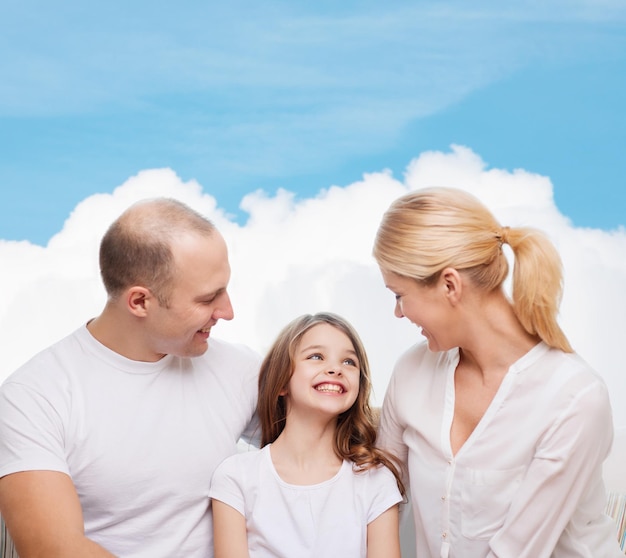 rodzina, dzieciństwo i ludzie - uśmiechnięta matka, ojciec i mała dziewczynka na niebieskim niebie i białym tle chmur