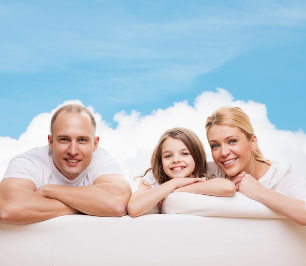 Rodzina, Dzieciństwo I Ludzie - Uśmiechnięta Matka, Ojciec I Mała Dziewczynka Na Niebieskim Niebie I Białym Tle Chmur