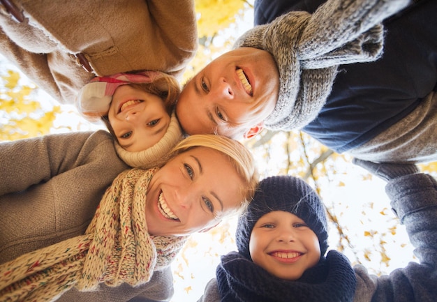 Rodzina, dzieciństwo, sezon i ludzie pojęć, - szczęśliwa rodzina w jesień parku