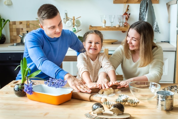 Rodzina Gotuje W Domu Mama Tata I Córka Wyrabiają Ciasto W Kuchni Mężczyzna Dziewczyna Kobieta Razem