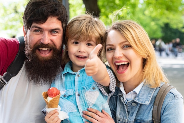 Rodzina jedz lody na świeżym powietrzu Śmieciowe jedzenie Pyszne letnie lody