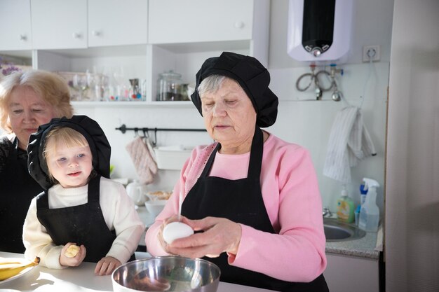 Rodzina jedząca naleśniki i pijąca herbatę w kuchni