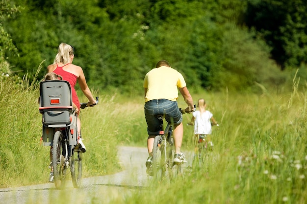Zdjęcie rodzina jeździ na rowerze