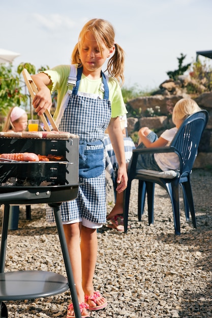 Rodzina Ma Przyjęcie Przy Grillu