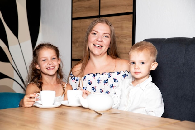 Rodzina mama i dzieci w kawiarni Spędzanie czasu z dziećmi Happy