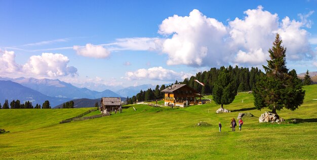 Rodzina - matka i córka w parku przyrody puez odle. Val Gardena do Alta Badia. Włochy.