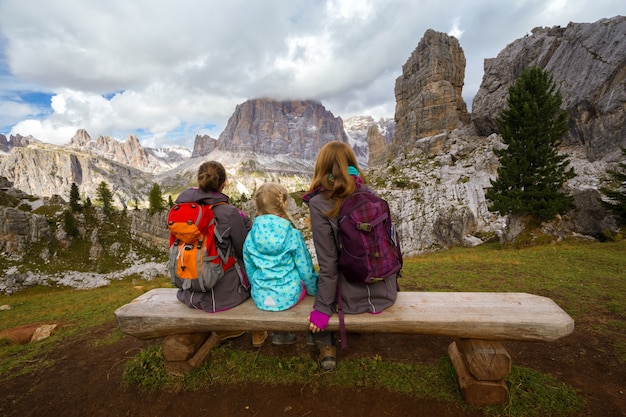 Zdjęcie rodzina - matka i dwie siostry dziewczyny turystów w górach dolomity, włochy. cinque torri