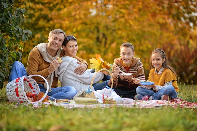 Zdjęcie rodzina na jesiennym pikniku w parku