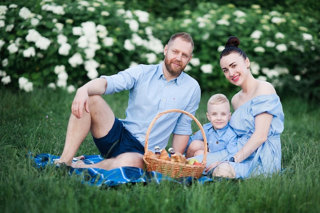 Rodzina na pikniku w parku Tata mama syna miejsce na tekst