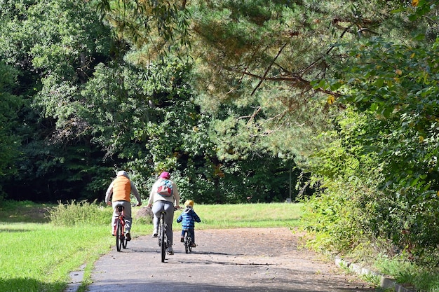 Rodzina na porannej przejażdżce rowerowej