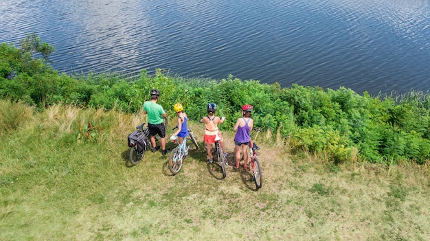 Zdjęcie rodzina na rowerach na rowerze na rowerze na świeżym powietrzu