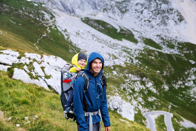 Rodzina na trekkingu w górach Park Narodowy Mangart Alpy Julijskie Słowenia Europa