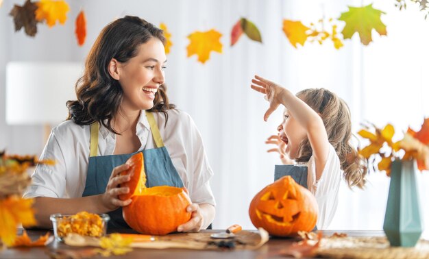 Rodzina przygotowuje się do Halloween