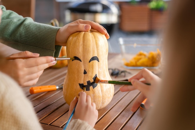 Zdjęcie rodzina przygotowuje się do halloween