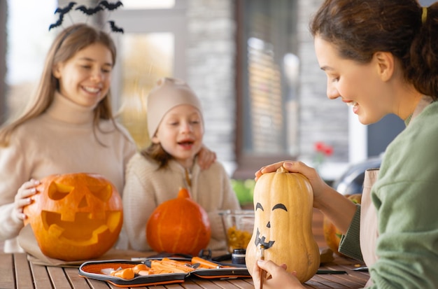 Rodzina przygotowuje się do Halloween