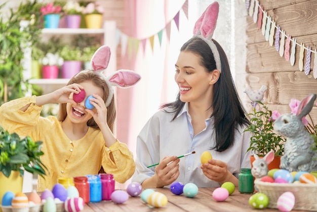 Rodzina przygotowuje się do Wielkanocy