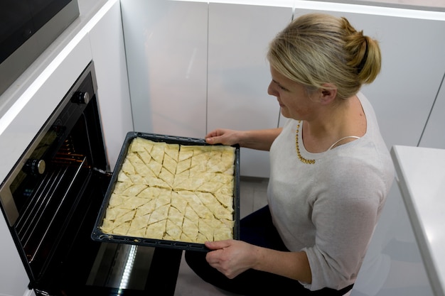 Zdjęcie rodzina robi tradycyjnemu cukierki tortowi w domu