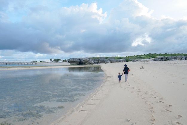 Rodzina spaceruje po plaży na wyspie raijua