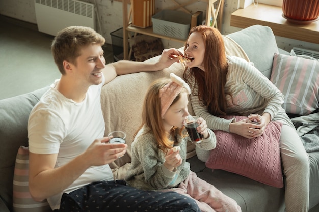 Rodzina Spędzająca Miło Czas Razem W Domu Wygląda Na Szczęśliwą I Wesołą Mama Tata I Córka