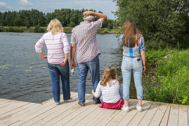 Zdjęcie rodzina stoi na drewnianym molo