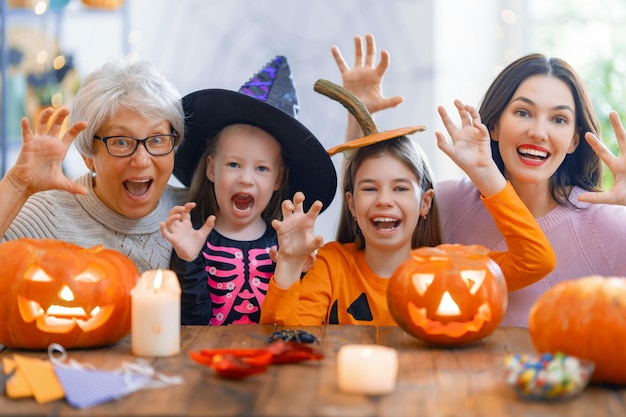 Rodzina świętująca Halloween