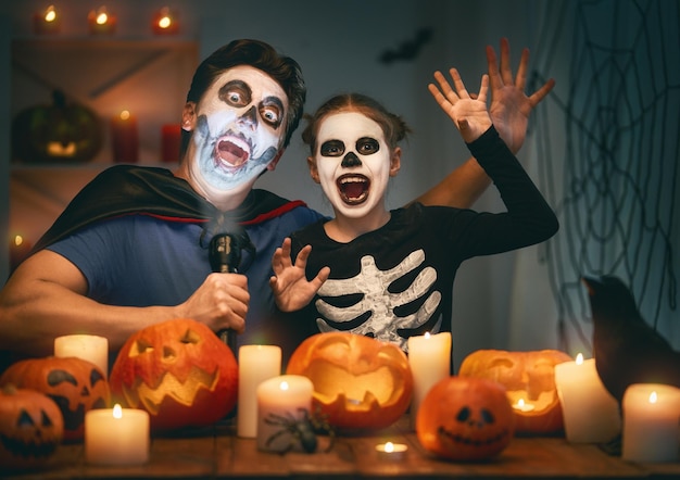 Zdjęcie rodzina świętująca halloween