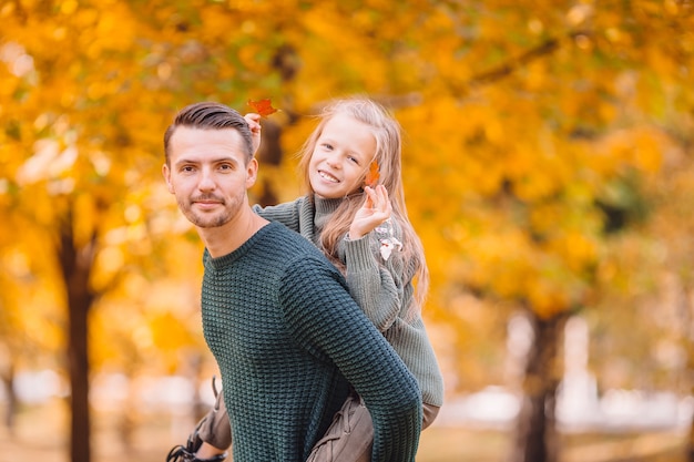Rodzina taty i dziecko na piękny jesienny dzień w parku