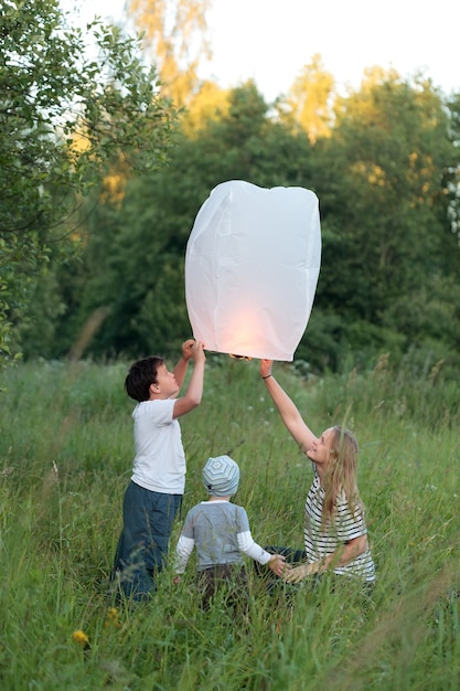 Rodzina trzy latający papierowy lampion plenerowy