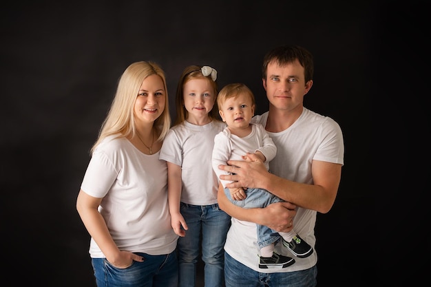 Rodzina W Białych Koszulkach Na Czarnym Tle Family Day