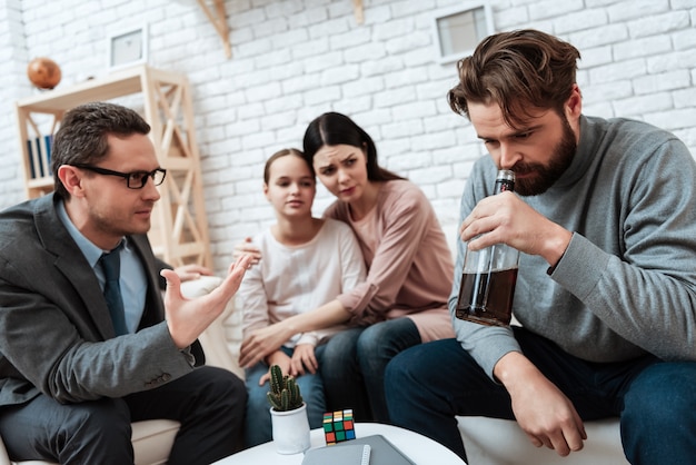 Rodzina w biurze psychologa Problemy z alkoholizmem.