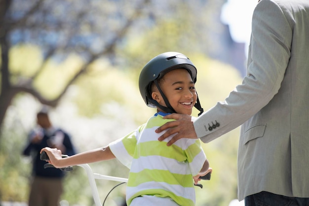 Rodzina W Parku W Słoneczny Dzień Jazda Na Rowerze I Zabawa Ojciec I Syn Obok Siebie