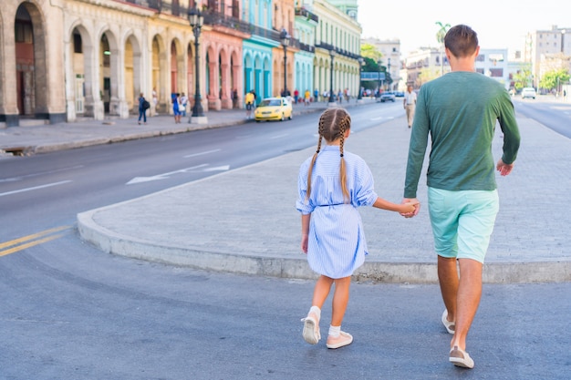 Rodzina w popularnej okolicy w Old Havana, Kuba. Małe dziecko i młody tata na zewnątrz na ulicy w Hawanie