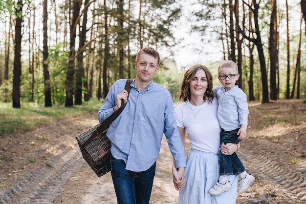 Rodzina wybiera się na piknik do lasu. Mama, tata, syn Su