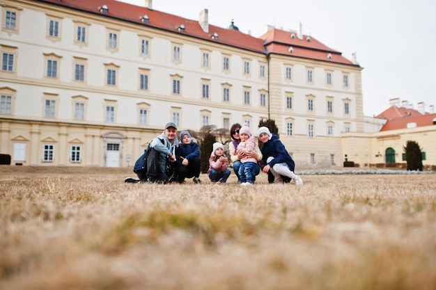 Rodzina z czwórką dzieci w Valtice Palace Czechy