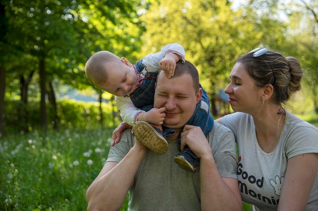 Zdjęcie rodzina z dzieckiem w parku