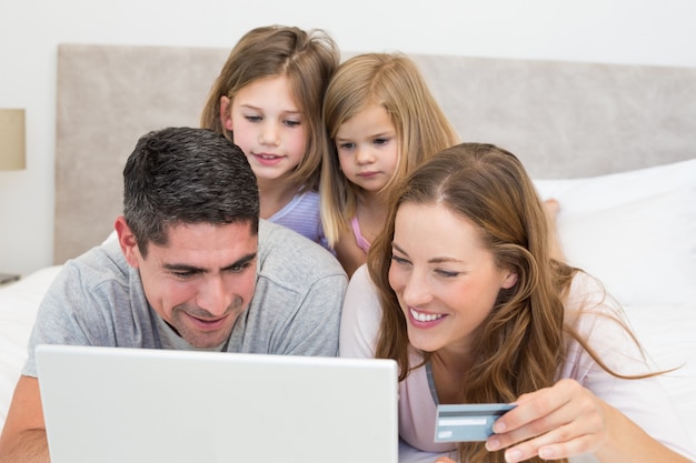 Zdjęcie rodzina z kartą kredytową zakupy online
