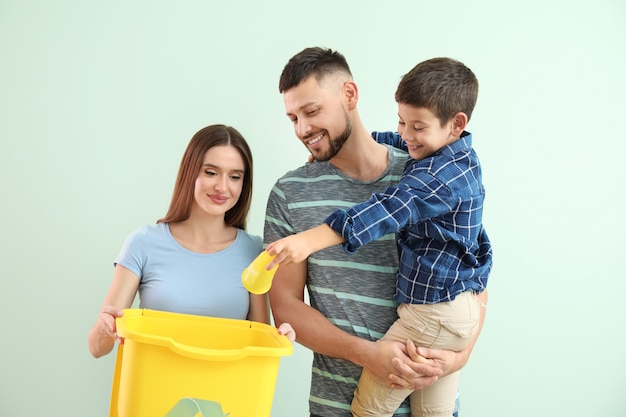 Rodzina Z Pojemnikiem Na śmieci. Pojęcie Recyklingu