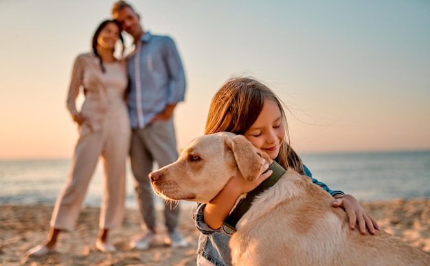 Rodzina z psem na plaży