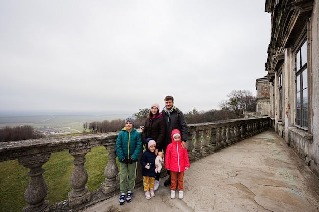 Rodzina z trójką dzieci odwiedza zamek w Podhorcach Obwód lwowski Ukraina