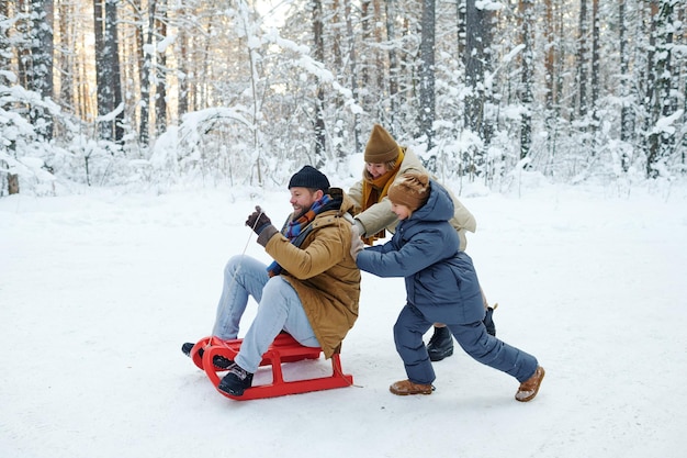 Rodzina zabawy podczas ferii zimowych
