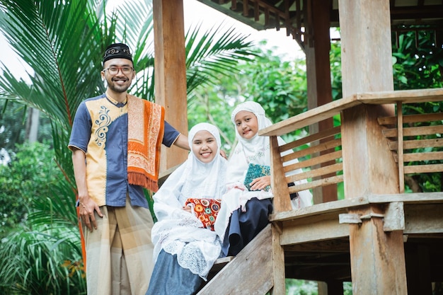 Rodzinna muzułmanka siedząca w ogrodzie i prowadząca rozmowę